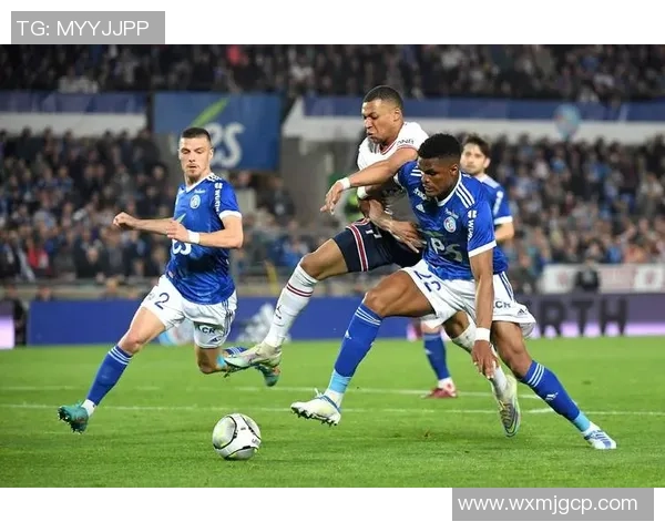 斯特拉斯与巴黎圣日曼激战正酣谁能在法甲赛场上笑到最后